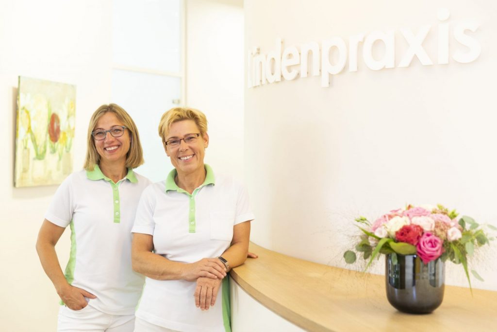 Zahnärztin im Gespräch in der Lindenpraxis